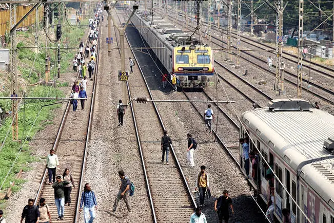 സബർബൻ സർവീസുകൾ തടസ്സപ്പെട്ടു
