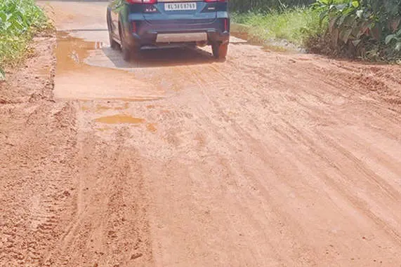 മഴ പെയ്താൽ മുക്കുഴി റോഡിൽ മുഴുവൻ ചെളി