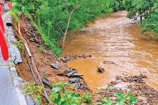 മഴയിൽ ടാറിങ്ങിനോടു ചേർന്നുള്ള മണ്ണിടിയുന്നു; ഇടപ്പാളയത്ത് ദേശീയപാതയിൽ അപകടാവസ്ഥ