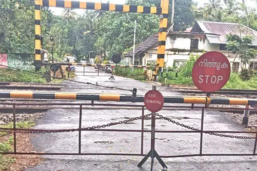 പെരുങ്ങുഴിയിൽ യാത്രക്കാരെ വലച്ച് റെയിൽവേ ഗേറ്റ് പണിമുടക്കുന്നു