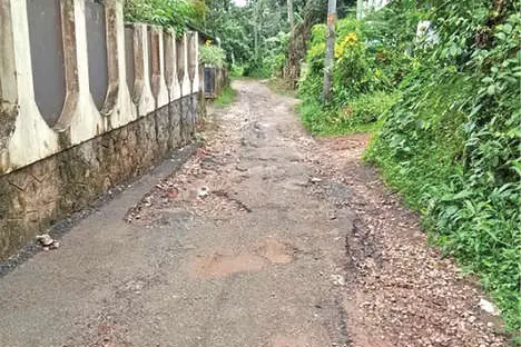 അയിരൂർ-കല്ലുവിളാകം റോഡ് തകർച്ചയിൽ