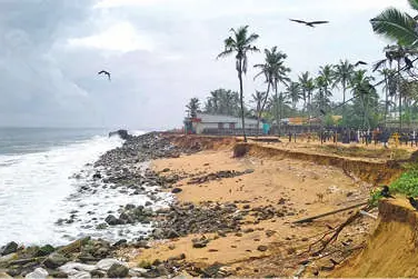 പൊഴിയൂരിൽ കടലാക്രമണം രൂക്ഷം; അതിർത്തി റോഡ് കടലെടുത്തു