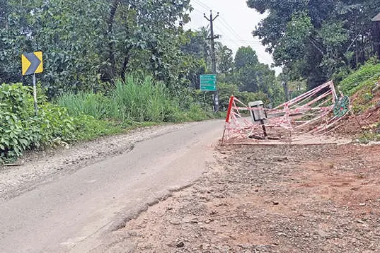 തീർഥാടനകാലം വരുന്നു; പൈപ്പിടാൻ പൊളിച്ച റോഡുകൾ നന്നാക്കുമോ