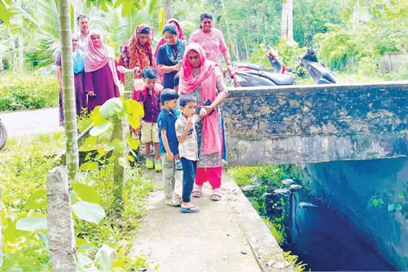 മേൽമൂടിയില്ലാത്ത കനാൽ; അങ്കണവാടിയിലേക്ക് കുട്ടികളുടെ അപകടയാത്ര