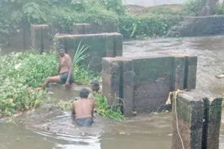 കരിപ്പുഴത്തോട്ടിൽ മാലിന്യക്കൂമ്പാരം; ഒഴുക്കു തടസ്സപ്പെട്ടു