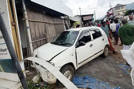 നിയന്ത്രണം നഷ്ടപ്പെട്ട കാർ കടയിലേക്ക് ഇടിച്ചുകയറി