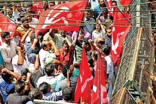 ചേരാനല്ലൂർ പോലീസ് സ്‌റ്റേഷനിലേക്ക് പ്രതിഷേധം തുടരുന്നു