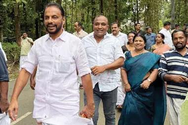 റോഡിന്റെ ആവശ്യകത നടന്നറിഞ്ഞ് എം.എൽ.എ.യും ജനപ്രതിനിധികളും