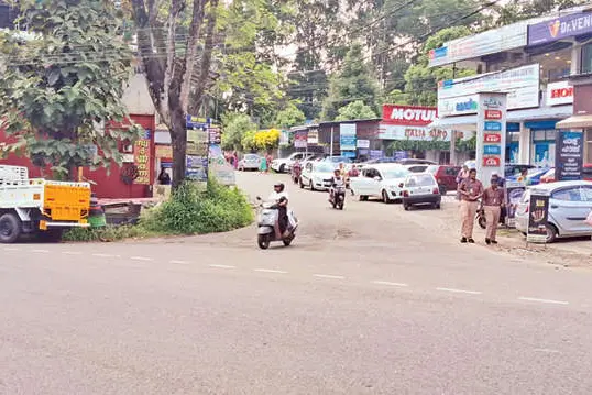 തിരക്കാണ് ഇവിടെ; തിരിയാൻ ഇടവുമില്ല