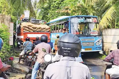 പാടൂർ കൈതമുക്കിൽ ബസും ചരക്കുലോറിയും കുടുങ്ങി