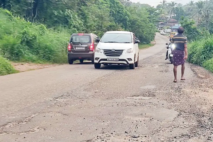 അപകടക്കുഴികൾ താണ്ടണം, വാണിയംകുളം-കോതകുറുശ്ശി റോഡിൽ