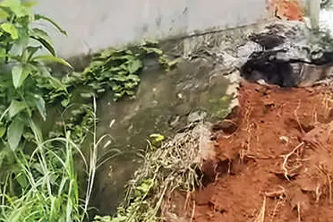 സ്കൂൾമതിൽ പൂർണമായി പൊളിച്ചുനീക്കണമെന്ന് കളക്ടർ