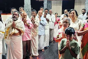 ദൈവദശകം ആലപിച്ചു