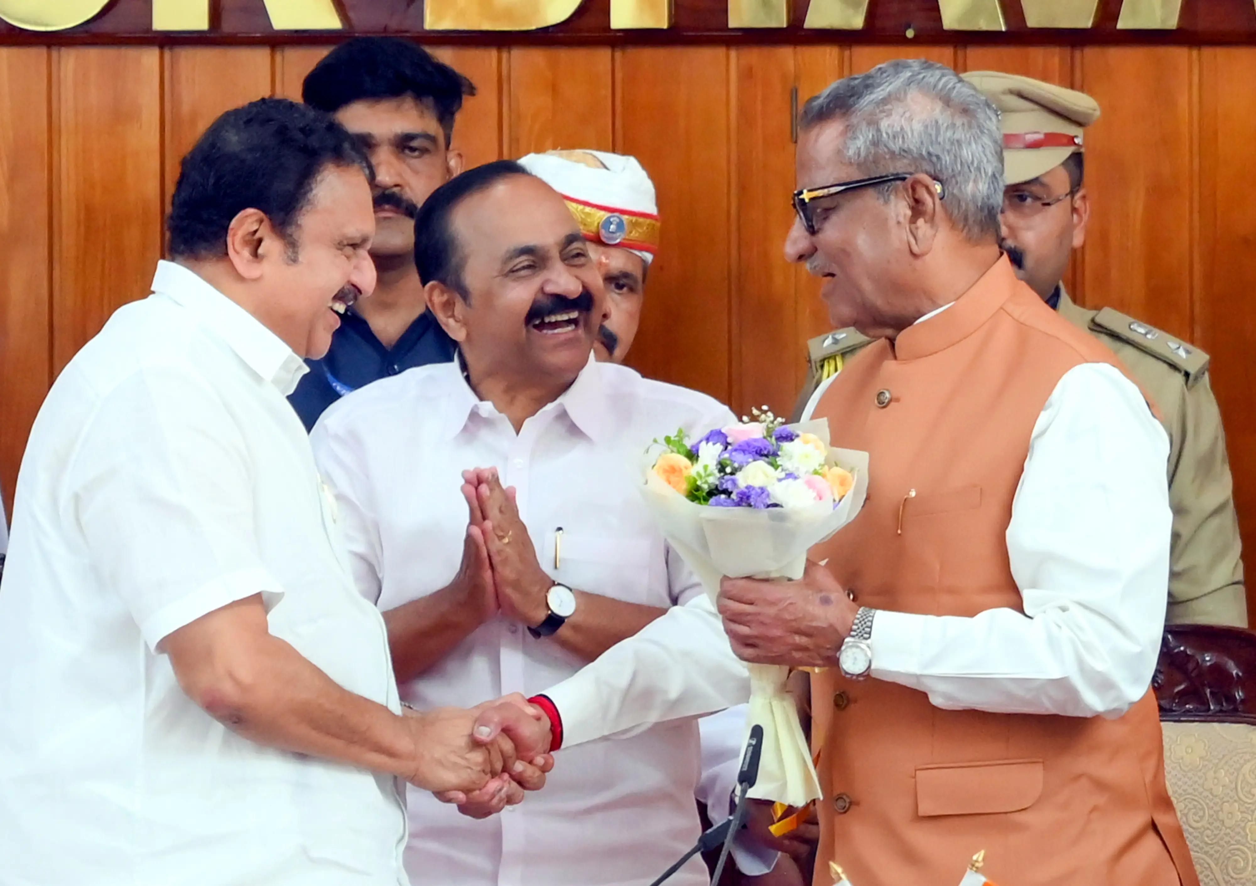 മുഖ്യമന്ത്രി വി.ഡി.സതീശനും മന്ത്രി കെ.മുരളീധരനും ഒപ്പം ഗവര്ണര് ഓംപ്രകാശ് മാഥൂര്