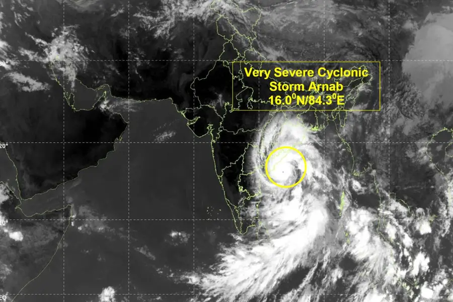 കരതൊടാൻ 'അർണാബ്' ചുഴലിക്കാറ്റ്; മണിക്കൂറിൽ 140 കി.മീ വേഗത, ഒഡീഷയിലും ആന്ധ്രയിലും പതിനായിരങ്ങളെ ഒഴിപ്പിച്ചു