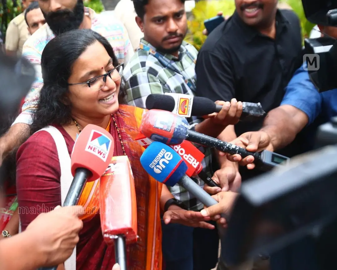 പ്രിയ വർഗീസ് കണ്ണൂർ സർവ്വകലാശാല താവക്കര ആസ്ഥാനത്ത് എത്തിയപ്പോൾ | ഫോട്ടോ: റിദിൻ ദാമു / മാതൃഭൂമി