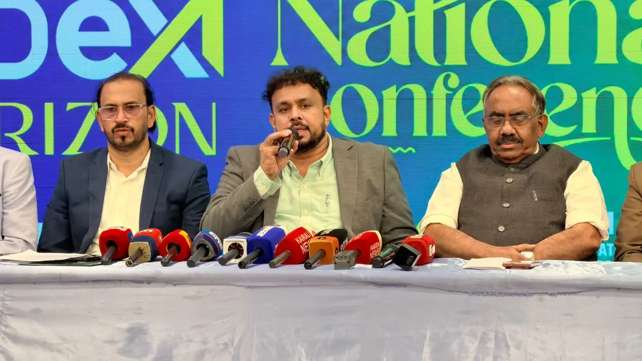 സലാം കന്യപ്പാടി വാര്ത്താസമ്മേളനത്തില് സംസാരിക്കുന്നു.