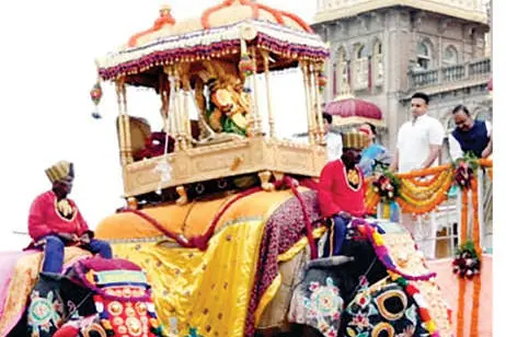 ദസറ നടത്തിപ്പിലെ തർക്കം; സ്വർണ അമ്പാരി സർക്കാരിന്റെ സ്വത്തല്ലെന്ന് മൈസൂരു രാജ്ഞി