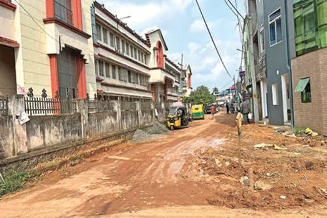 റോഡ് നിർമാണം സ്തംഭനത്തിൽ; കോടതി-കന്നിപ്പുറം അപ്രോച്ച് റോഡിൽ ദുരിതയാത്ര
