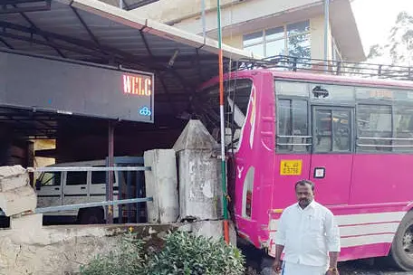 പഞ്ചായത്ത് ഓഫീസിലേക്ക് സ്വകാര്യബസ് ഇടിച്ചുകയറി