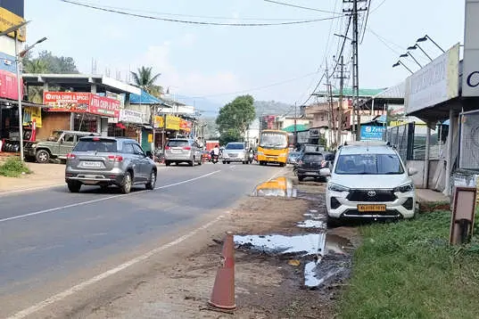 വാഹനങ്ങൾക്ക് നടപ്പാത, കാൽനടക്കാർക്ക് അപകടം