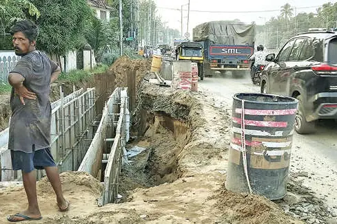 മഴയിൽ വെള്ളക്കെട്ട്, വെയിലിൽ പൊടിശല്യം