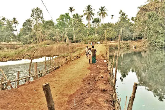കുറുമാലിപ്പുഴയിലെ മൺചിറപ്പണി; പണിയാണ്