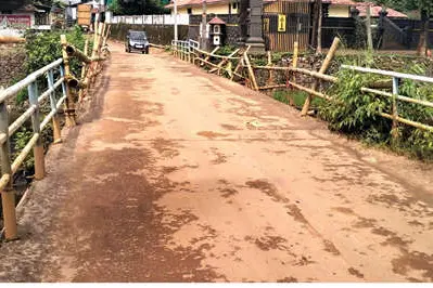 കാവുംകടവ് പാലം കൈവരി എപ്പോൾ പുനഃസ്ഥാപിക്കും