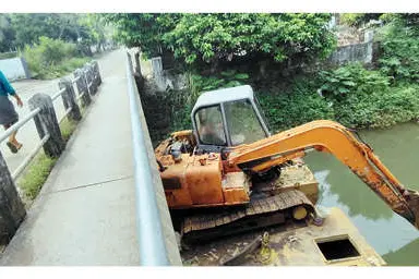 മാലിന്യംനീക്കാൻ ഇറക്കിയ യന്ത്രം തോടിന് ബാധ്യതയാകുന്നു
