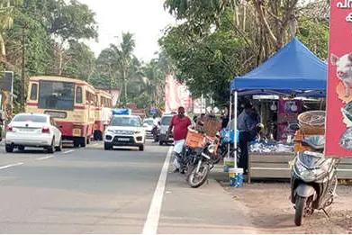 എം.സി. റോഡിൽ വഴിയോരക്കച്ചവടം; അപകടങ്ങൾ ഏറുന്നു