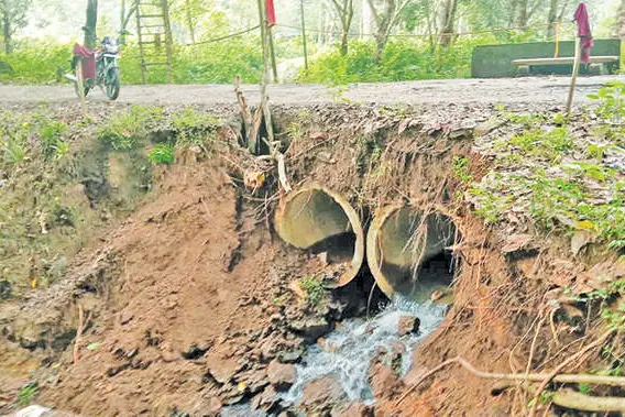 അച്ചൻകോവിൽ-അലിമുക്ക് പാതയിലെ കലുങ്ക് തകർന്നു