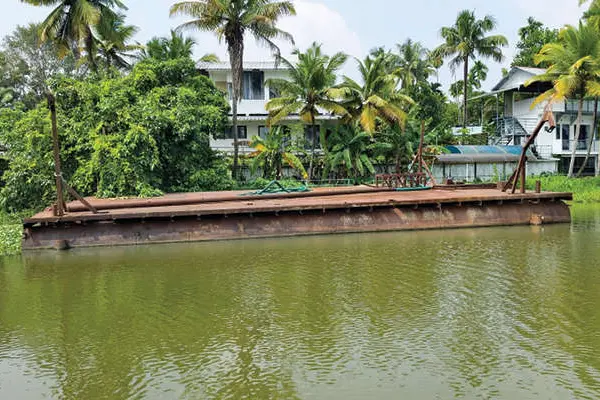 കരുമാല്ലൂരിലെ പമ്പ്ഹൗസ് പ്രവർത്തനത്തിന് തടസ്സമായി; കൂറ്റൻ ബാർജ് പുഴയിൽ