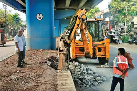 അരൂർ പഞ്ചായത്തിന് മുന്നിൽ മീഡിയൻ പൊളിച്ചു; ദേശീയപാത മറികടക്കാൻ വഴിയൊരുങ്ങുന്നു