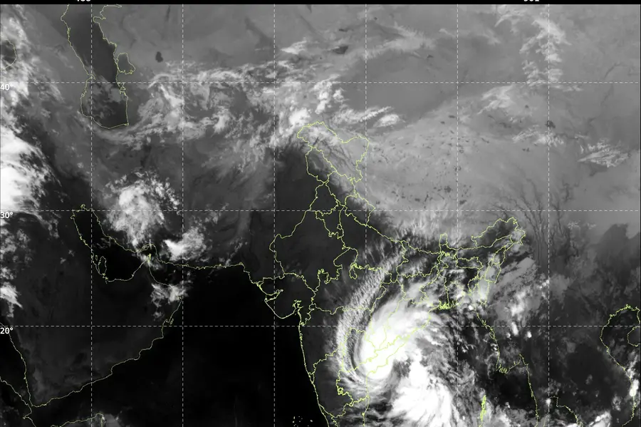 പുലർച്ചയോടെ കര തൊടാൻ അർണാബ് ചുഴലിക്കാറ്റ് , കരയിലെത്തും മുൻപ് തന്നെ നാശം വിതച്ചു