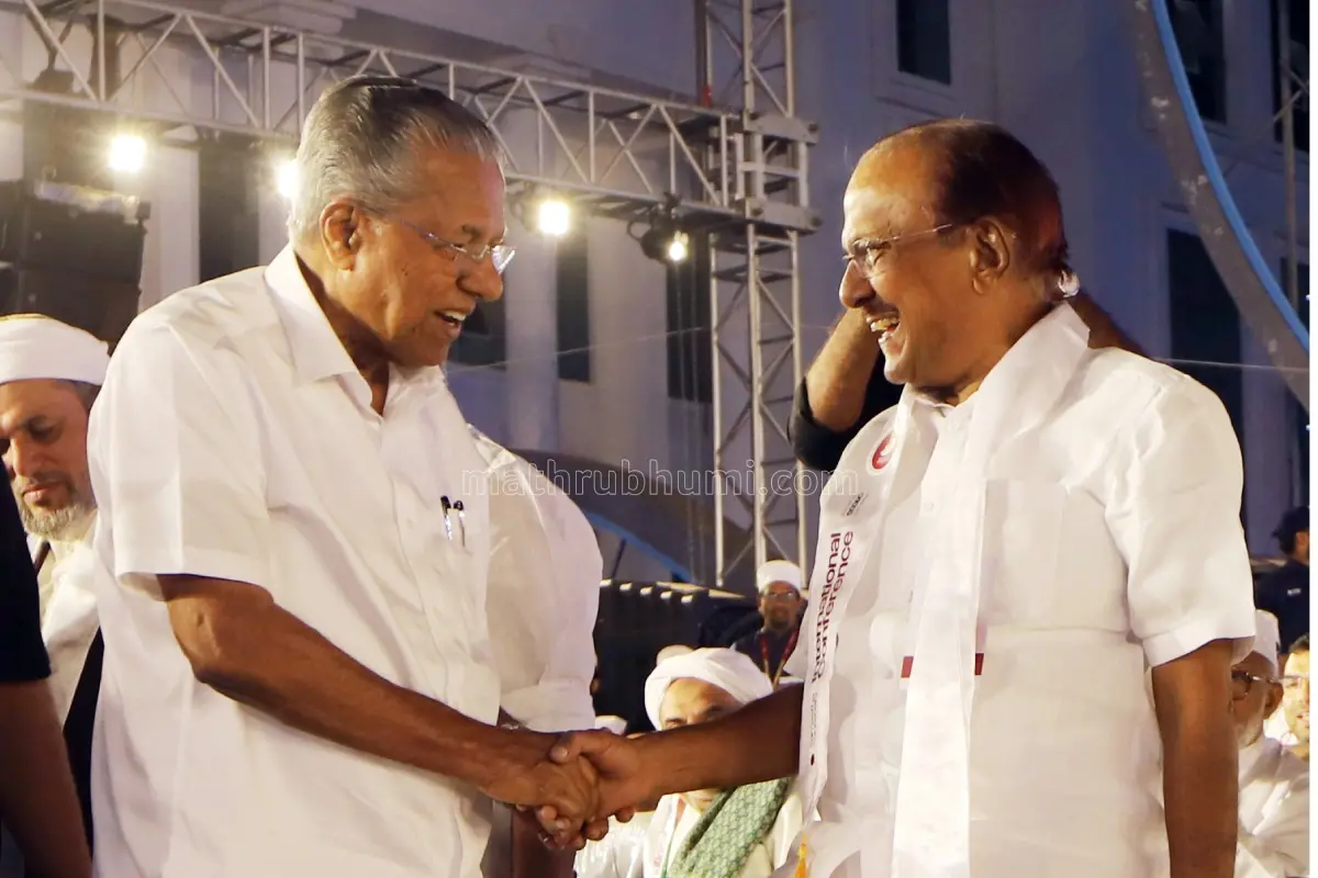 പ്രതിപക്ഷ നേതാവ് പിണറായി വിജയനും മന്ത്രി പി.കെ.കുഞ്ഞാലിക്കുട്ടിയും (ഫയല്‍ചിത്രം) |ഫോട്ടോ:മാതൃഭൂമി
