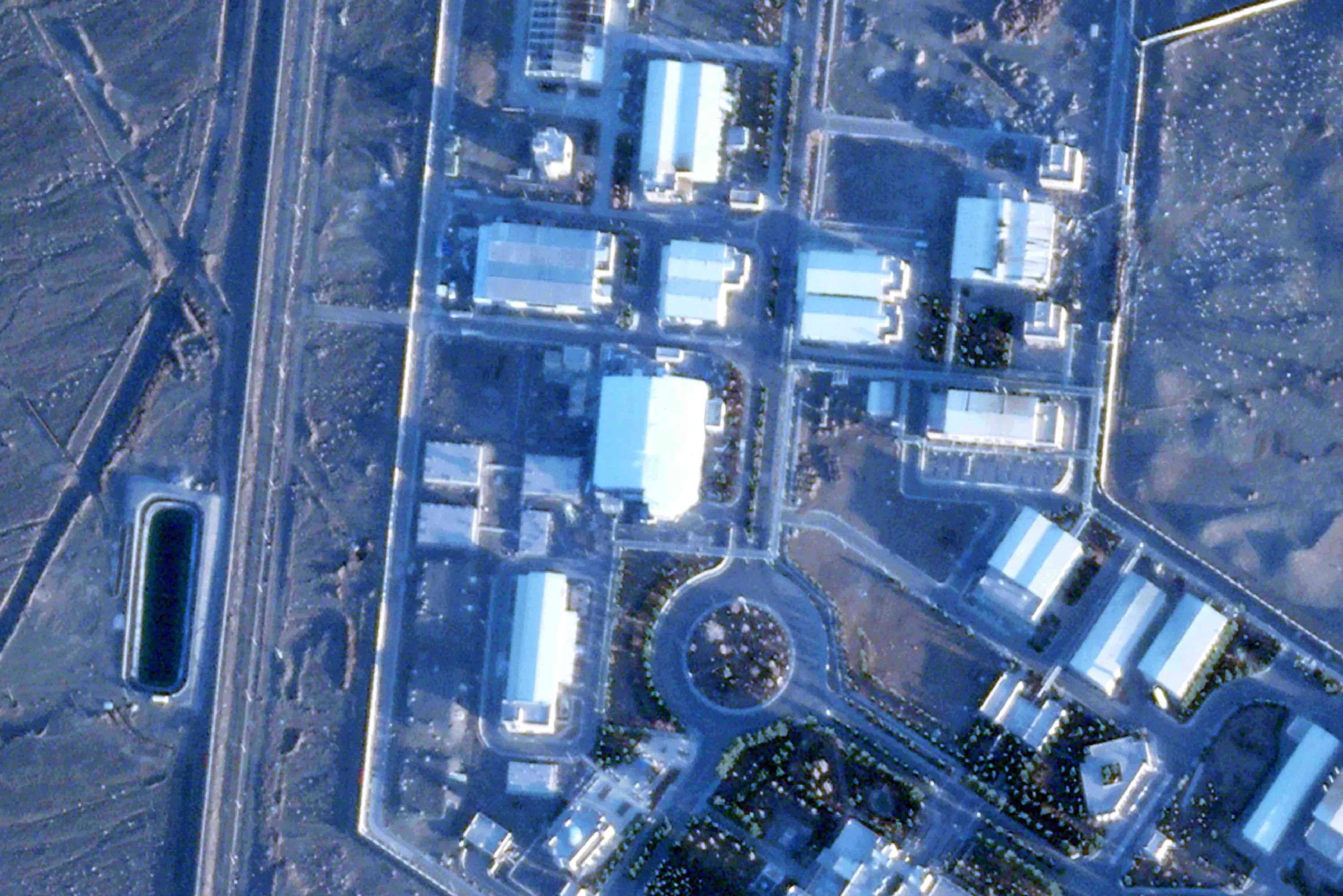 This satellite image from Planet Labs PBC shows the Pilot Fuel Enrichment Planet covered by a new roof at Iran's Natanz nuclear enrichment site.| Photo: AP
