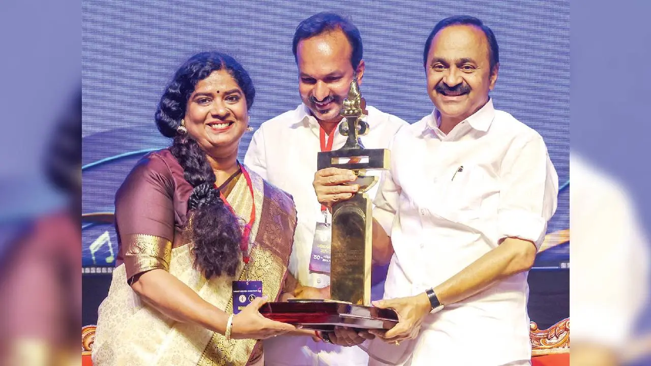 50-ാമത് വയലാർ സാഹിത്യ അവാർഡ് ആർ. രാജശ്രീക്ക് മുഖ്യമന്ത്രി വി.ഡി. സതീശൻ സമ്മാനിക്കുന്നു. മന്ത്രി പി.സി. വിഷ്ണുനാഥ് സമീപം