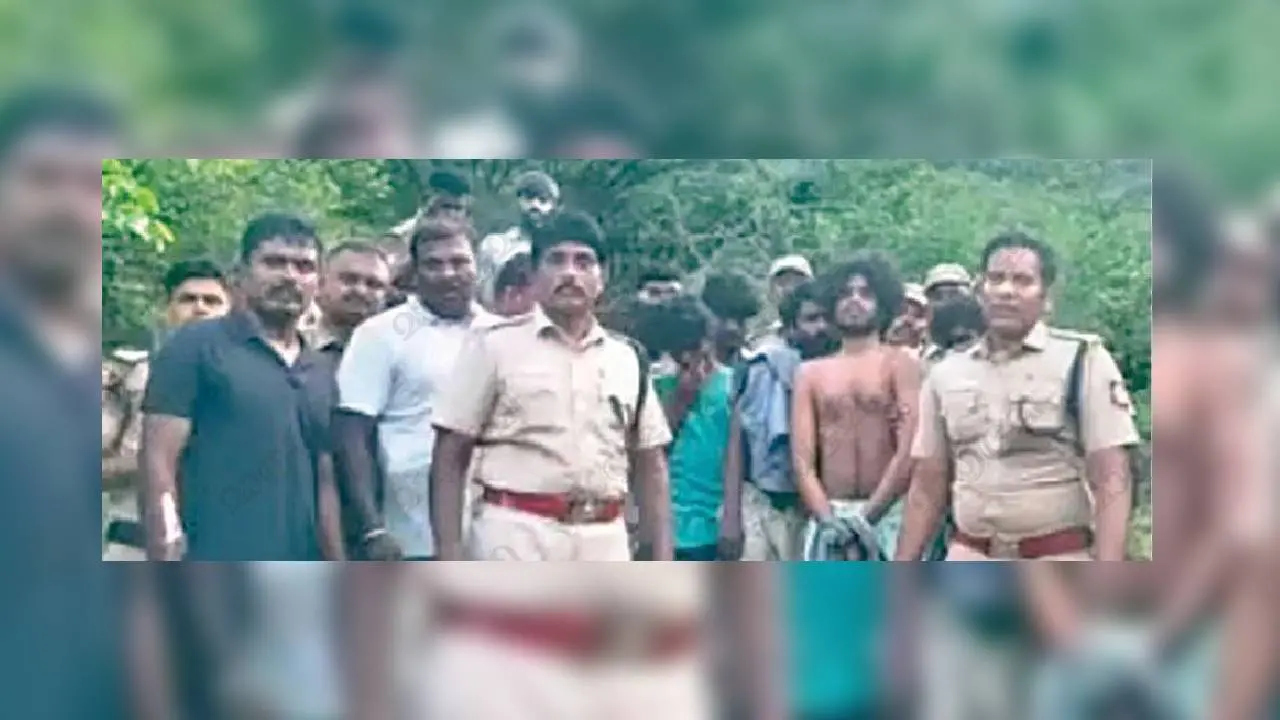 ആണ്ടിപ്പട്ടിയിലെ കുന്നിൻമുകളിൽനിന്ന് പോലീസ് സംഘം തടവുപുള്ളികളെ പിടികൂടിയപ്പോൾ
