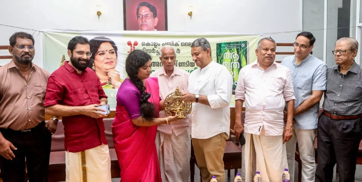 ചടങ്ങിൽ വയലാർ അവാർഡ് ജേതാവ് ആർ രാജശ്രീക്ക് ഓണററി സെക്രട്ടറി പ്രതാപ് ആർ നായർ ഉപഹാരം നൽകുന്നു | Photo: C R Gireeshkumar