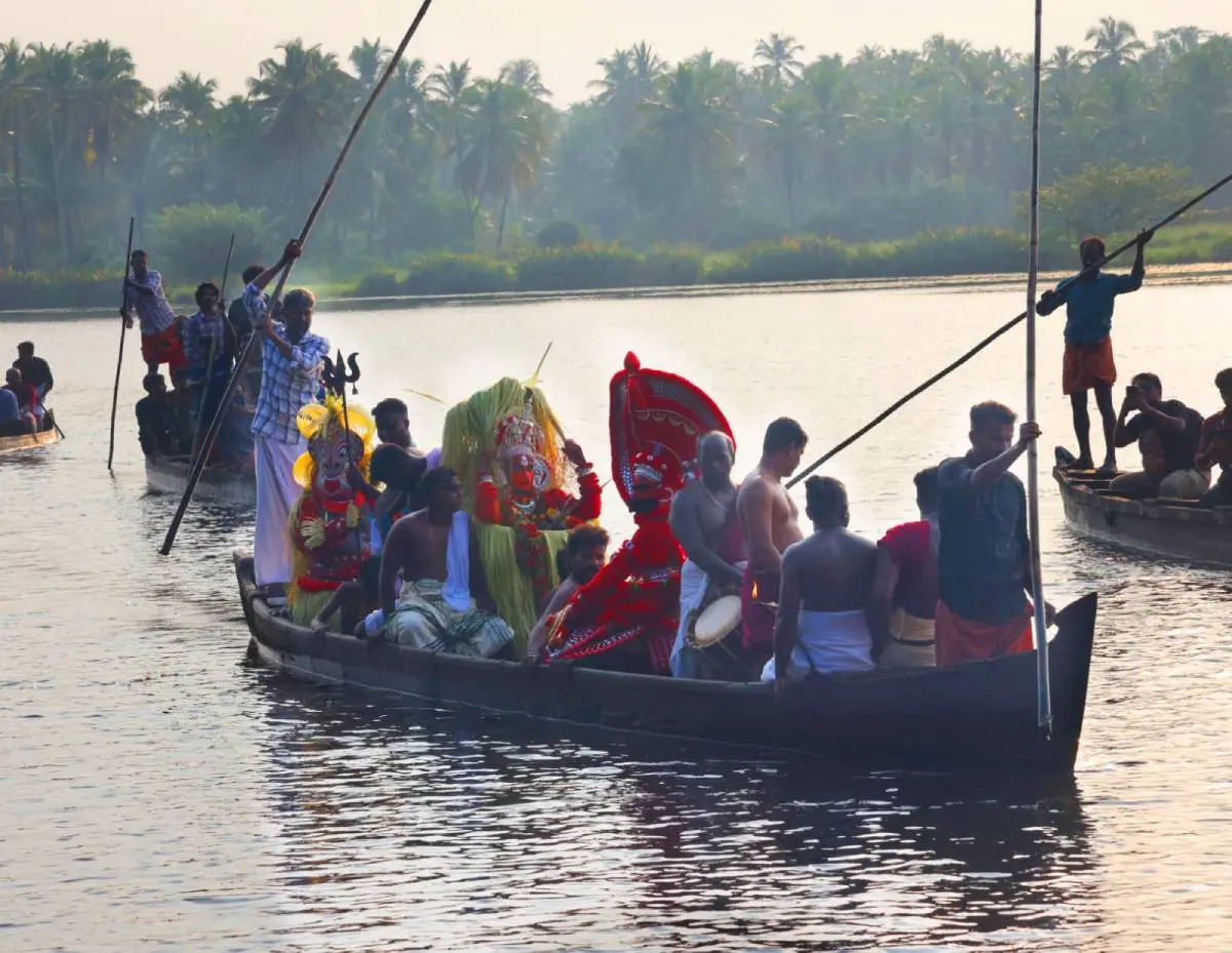 കാഞ്ഞങ്ങാട് കാര്ത്തിക ചാമുണ്ഡിക്കാവില് നിന്ന് അരയി ദേവസ്ഥാനത്തേക്ക് ഗുളികന്, കാര്ത്തിക ചാമുണ്ഡി കാലിച്ചാന് എന്നീ തെയ്യങ്ങള് തോണിയില് വരുന്നു |
ഫോട്ടോ: രാമനാഥ് പൈ