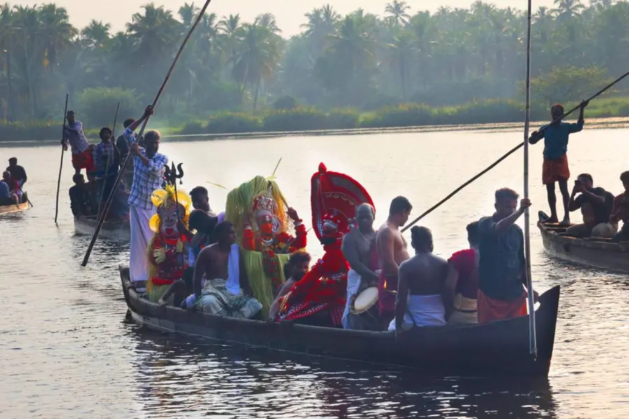 കൃഷി സമൃദ്ധിയറിയിക്കാൻ തെയ്യങ്ങളെത്തി, അരയി പുഴയുടെ ഓളപ്പരപ്പിലൂടെ