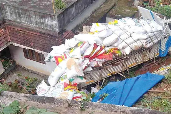 നിയന്ത്രണംവിട്ട ലോറി താഴ്ചയിലേക്കു മറിഞ്ഞു
