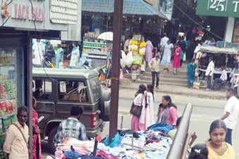 മൂന്നാറിൽ വഴിയോരക്കച്ചവടക്കാരെ പഞ്ചായത്ത് സംരക്ഷിക്കുന്നതായി പരാതി