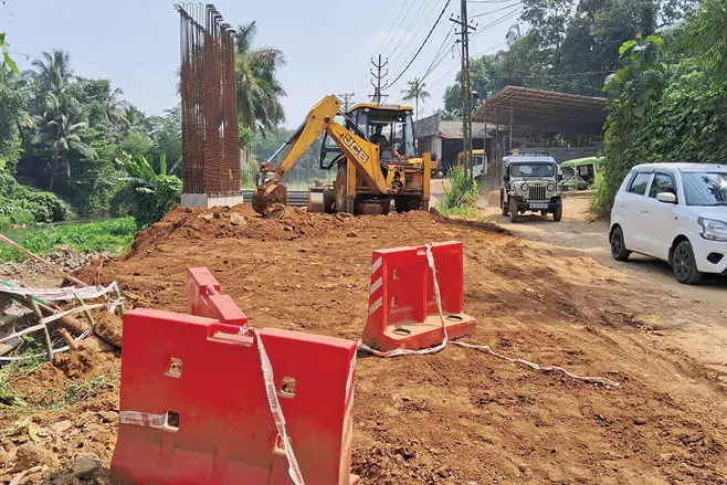 മണിമല റോഡിലെ ചുറ്റലിന് ഭാഗിക പരിഹാരം