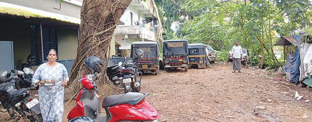 CI Office at Thalayolaparambu Lacks Seating