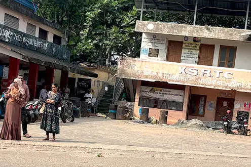 ആയൂർ കെ.എസ്.ആർ.ടി.സി. ഓപ്പറേറ്റിങ് കേന്ദ്രത്തിൽ സ്വകാര്യവാഹന പാർക്കിങ്; യാത്രക്കാർ വലയുന്നു