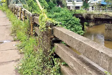 സംരക്ഷണവല തകർന്നു; പള്ളിക്കലാറ്റിലേക്ക് മാലിന്യം തള്ളുന്നു