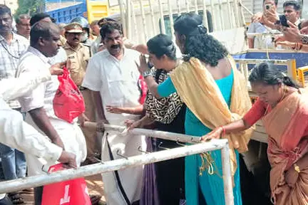 കുണ്ടറയിൽ റോഡ് കൈയേറ്റമൊഴിപ്പിക്കൽ തടഞ്ഞ് നേതാക്കൾ