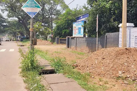 നടപ്പാതയിൽ സ്ലാബുകളില്ല, സൂക്ഷിച്ചില്ലെങ്കിൽ അപകടം ഉറപ്പ്