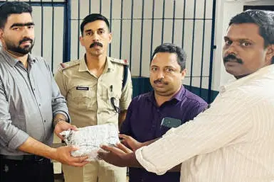 റോഡിൽനിന്ന് ലഭിച്ച 10.5 ലക്ഷം രൂപ പോലീസ് സ്റ്റേഷനിൽ ഏൽപ്പിച്ചു